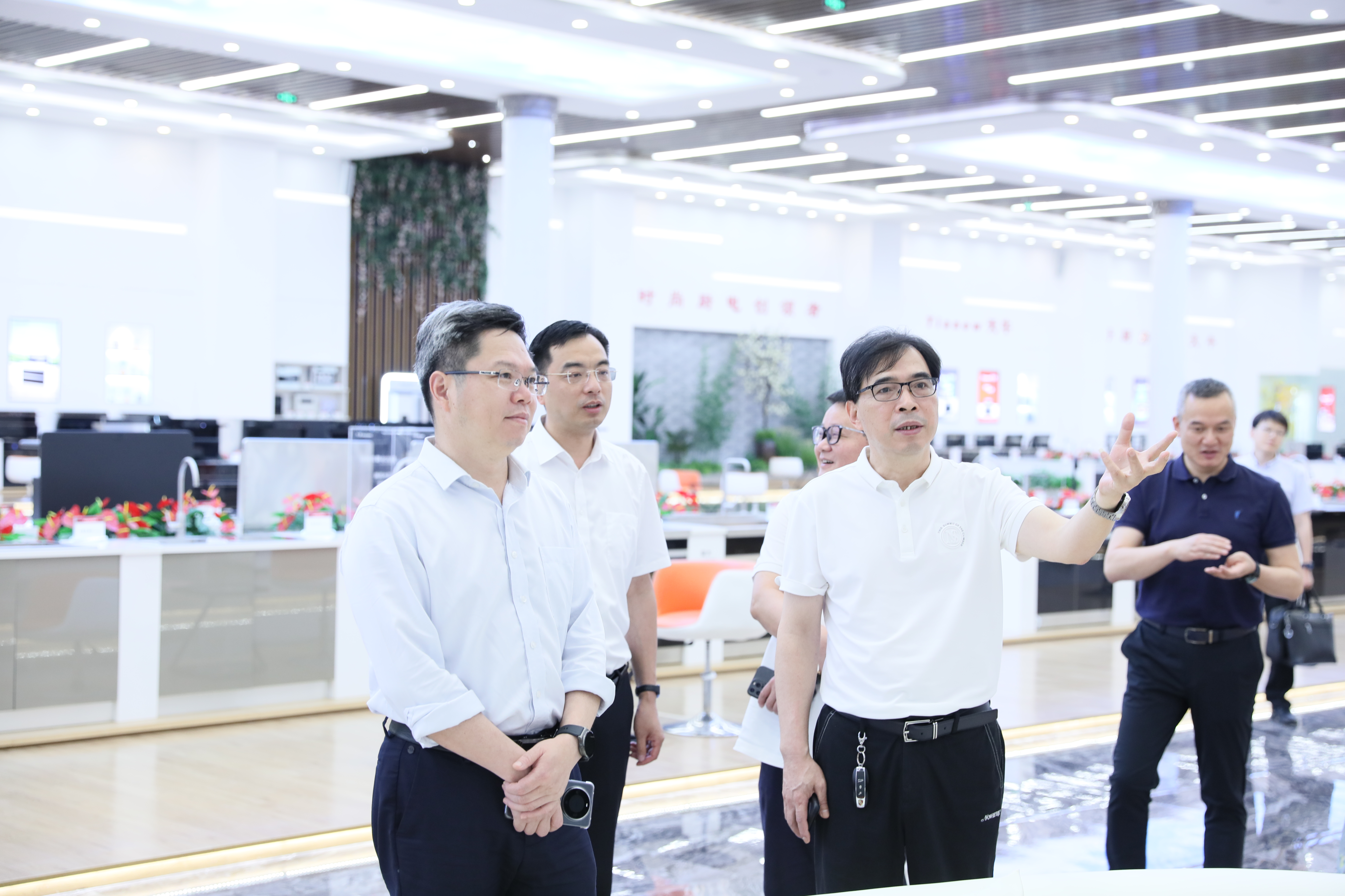海宁市委书记徐明良莅临我司调研